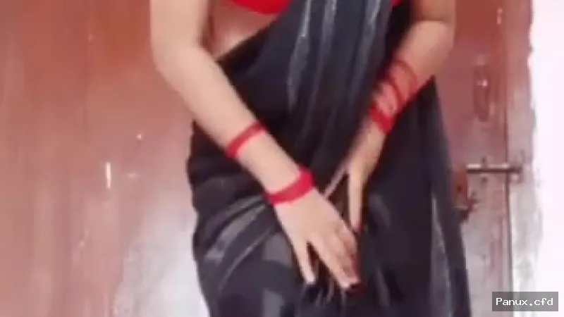 Sister-in-law wearing a saree took out water from her pussy by fingering her pussy