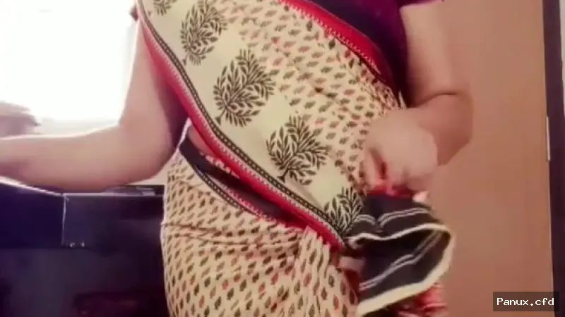 Taking off the saree, sister-in-law showed her beautiful sexy nude body